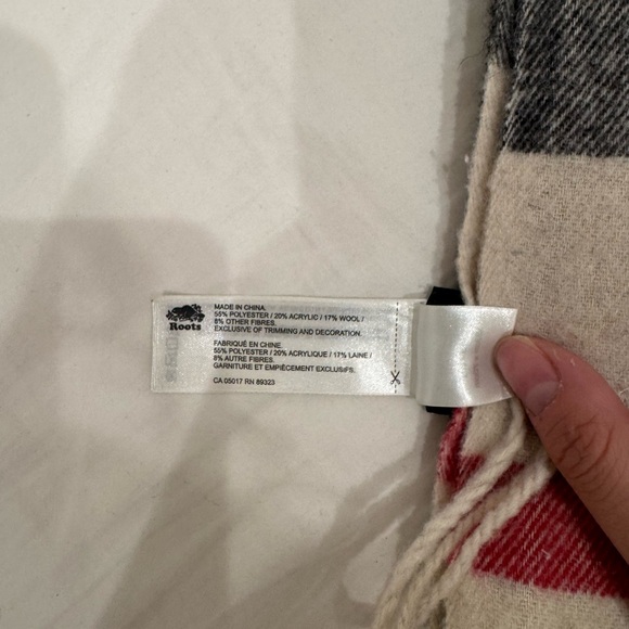 Roots of Canada Large Winter Scarf Wrap - Picture 4 of 4